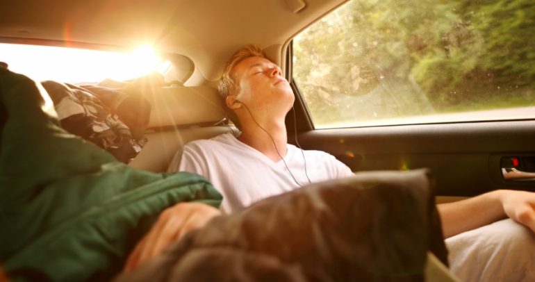 تنبيه هام: لا تسمح للركاب النوم في سيارتك